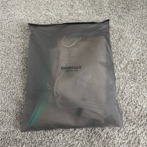 Essentials Fear of God Sweat Shorts - Picture 2 of 3